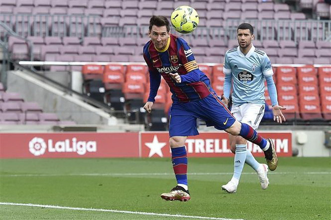 Tiền đạo người Argentina Lionel Messi (trái) đánh đầu ghi bàn thắng cho CLB Barcelona vào lưới Celta de Vigo trong trận đấu của giải vô địch quốc gia Tây Ban Nha trên sân Camp Nou, ngày 4/11/2008. (Ảnh: AFP/TTXVN) Câu lạc bộ Barcelona để ngỏ khả năng chào đón Messi quay trở lại ảnh 1