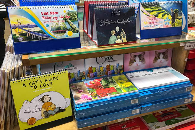 Hà Nội: Thị trường lịch Tết Quý Mão năm 2023 bắt đầu nhộn nhịp ảnh 1