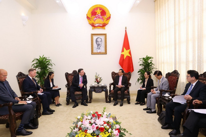 Phó Thủ tướng Trần Lưu Quang tiếp Đại sứ Hoa Kỳ tại Việt Nam Marc Knapper. (Ảnh: Văn Điệp/TTXVN) ttxvn_Vietnam_hoa ky 2.jpg