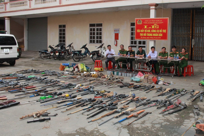 Tiêu hủy lượng lớn vũ khí tự chế, chất nổ thu hồi trong dân ảnh 1