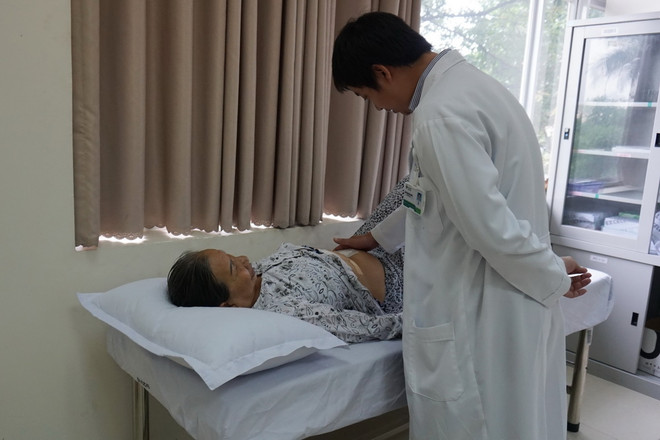 Cắt khối u nang gan kích thước lớn cho một bệnh nhân 69 tuổi ảnh 1