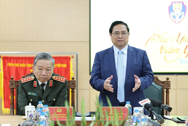 ttxvn_thu tuong chuc tet CSGT (6).jpg