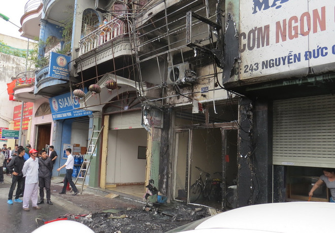 Lửa bắt nguồn từ biển quảng cáo, cơ sở thẩm mỹ viện bị thiêu rụi ảnh 1