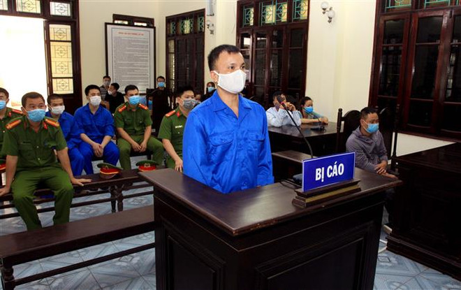 Thái Bình: Phạt tù 3 đối tượng cố ý dùng gạch ném vỡ kính xe khách ảnh 1