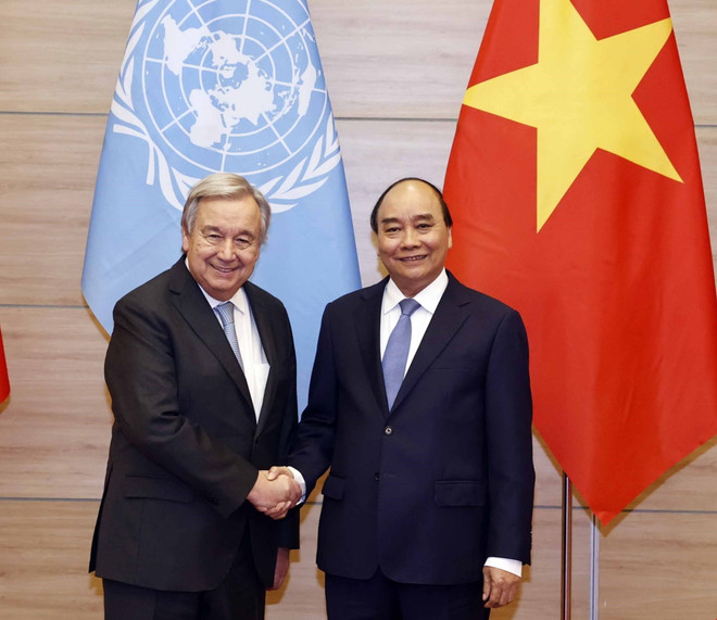 Chủ tịch nước Nguyễn Xuân Phúc và Tổng Thư ký Liên hợp quốc António Guterres dự lễ kỷ niệm. (Ảnh: TTXVN) 'Việt Nam tự hào về nỗ lực thực hiện các sứ mệnh cao cả của LHQ' ảnh 1