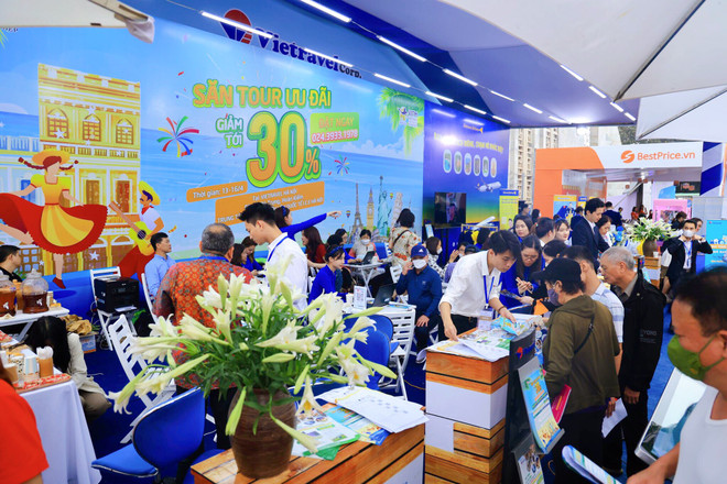 Du khách trực tiếp tìm kiếm thông tin tour ở đơn vị lữ hành uy tín. (Ảnh: Mai Mai/Vietnam+) Du lịch mùa nghỉ lễ: Chung tay 'giảm nhiệt' và tránh 'bẫy lừa' ảnh 2