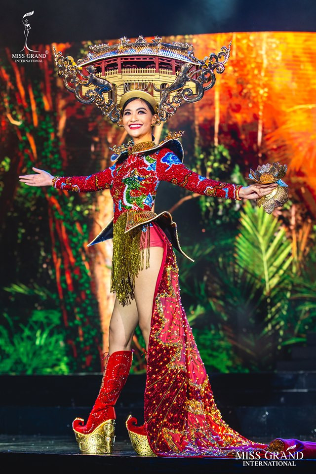 Tuy gặp chút sự cố nhưng Kiều Loan vẫn trình diễn đầy tự tin. (Ảnh: BTC) Miss Grand International: Kiều Loan nói về sự cố phần thi quốc phục ảnh 1