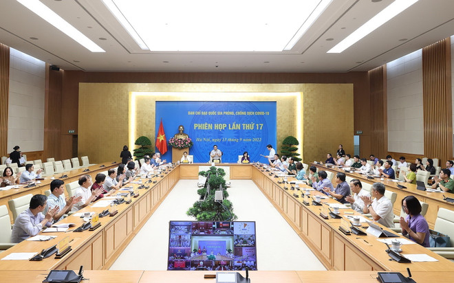 Quang cảnh phiên họp lần thứ 17 Ban Chỉ đạo quốc gia phòng, chống dịch COVID-19. (Ảnh: Dương Giang/TTXVN) Thủ tướng: Không để thiếu thuốc, sinh phẩm, vật tư y tế ảnh 1