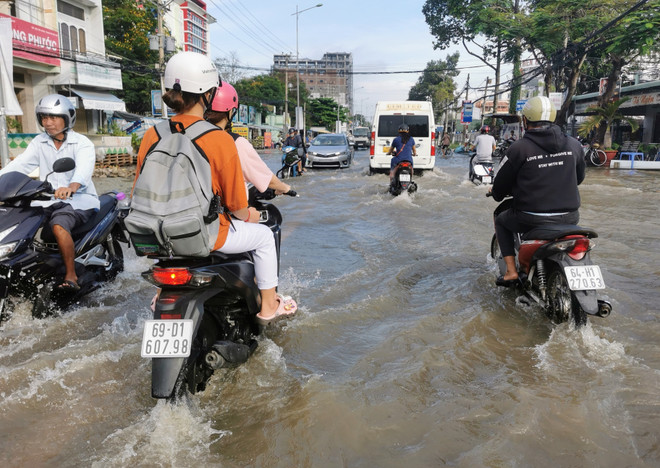 Triều cường xấp xỉ báo động 3, nhiều tuyến đường ở Cần Thơ ngập nặng ảnh 4