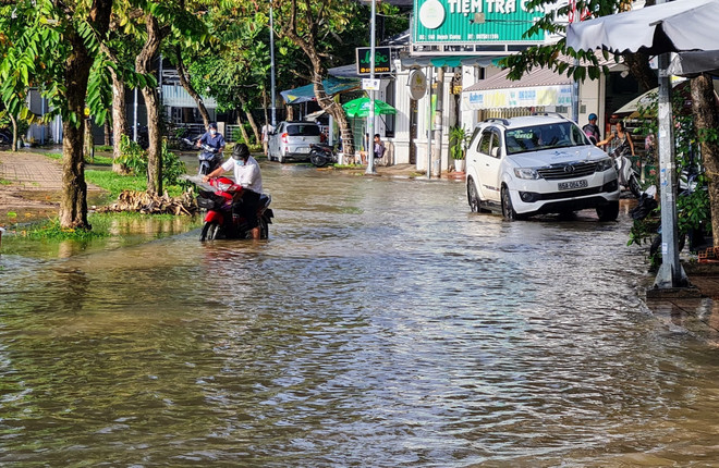 Triều cường xấp xỉ báo động 3, nhiều tuyến đường ở Cần Thơ ngập nặng ảnh 1