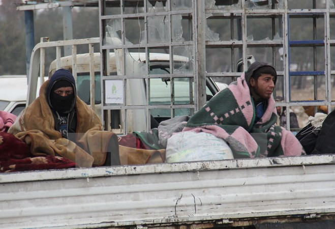 Người dân Syria sơ tán khỏi thành phố Aleppo ngày 22/12. (Nguồn: AFP/TTXVN) Thổ Nhĩ Kỳ muốn lập thỏa thuận ngừng bắn ở Syria trước thềm 2017 ảnh 1