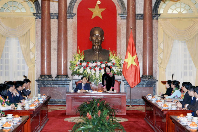 Phó Chủ tịch nước Đặng Thị Ngọc Thịnh tiếp đoàn đại biểu nhận giải thưởng Khoa học Công nghệ thanh niên Quả cầu vàng và phần thưởng nữ sinh viên tiêu biểu trong lĩnh vực kỹ thuật 2016. (Ảnh: Phạm Kiên/TTXVN) Phó Chủ tịch nước: Tương lai đất nước nằm trên vai thế hệ trẻ ảnh 1