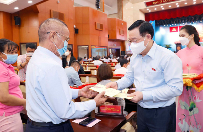 Chủ tịch Quốc hội Vương Đình Huệ thăm, chúc Tết tại TP Hồ Chí Minh ảnh 1