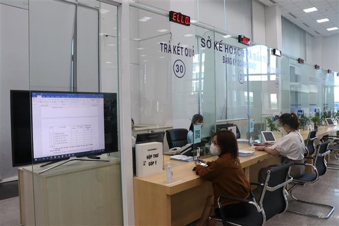 Người dân đến làm thủ tục hành chính tại quầy thuộc Sở Kế hoạch và Đầu tư tỉnh Bình Dương. (Ảnh minh họa: Chí Tưởng/TTXVN) Tập trung hoàn thành 25 dịch vụ công thiết yếu trong quý 1 ảnh 1