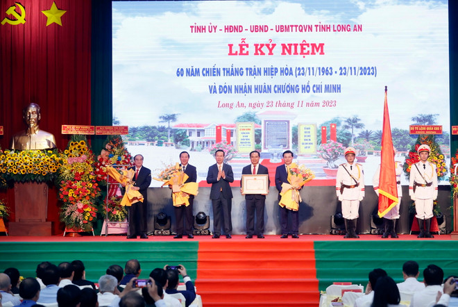 Chủ tịch nước Võ Văn Thưởng trao Huân chương Hồ Chí Minh cho tỉnh Long An. (Ảnh: Thống Nhất/TTXVN) ttxvn_huan chuong ho chi minh 1.jpg