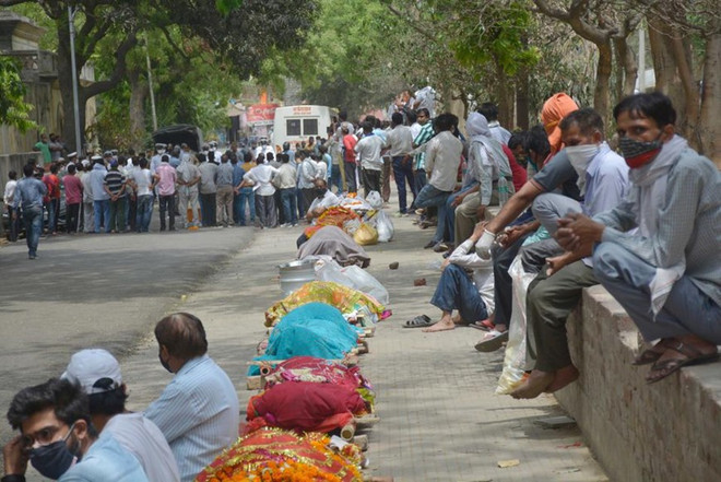 Hàng dài thi thể xếp hàng để vào hỏa táng ở Ghaziabad (Nguồn: Hindustian Times) Ấn Độ: Lạm phát gia tăng gây rủi ro cho chương trình nới lỏng tiền tệ ảnh 1