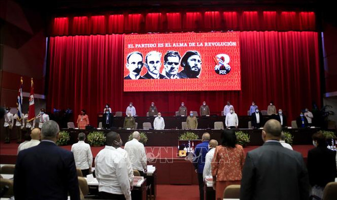 Bộ Chính trị khóa VII của Đảng Cộng sản Cuba trên Đoàn Chủ tịch Đại hội. (Ảnh: ACN/TTXVN phát) Đại hội Đảng lần thứ VIII của Cuba sẽ củng cố đoàn kết toàn dân ảnh 1