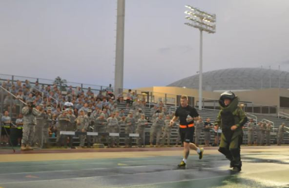 Nữ binh sỹ Mỹ lập kỷ lục Guinness khi chạy thi trong bộ đồ xử lý bom ảnh 1