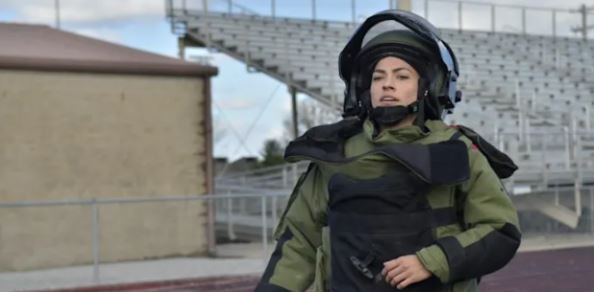 Nữ binh sỹ Mỹ lập kỷ lục Guinness khi chạy thi trong bộ đồ xử lý bom ảnh 2