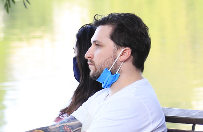 Nguy cơ lây lan COVID-19 từ thói quen đeo khẩu trang dưới cằm ảnh 1