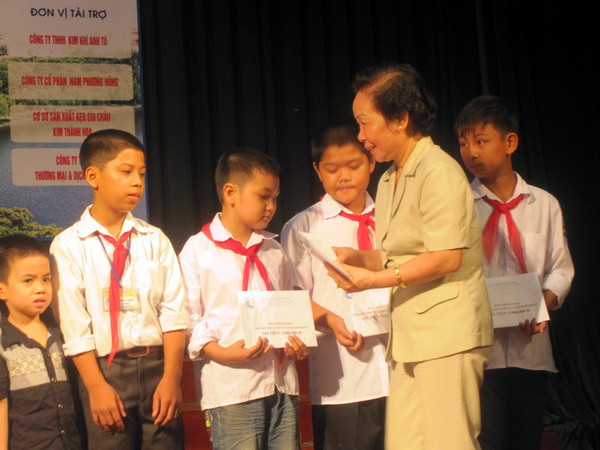 Trao học bổng cho con các chiến sỹ bảo vệ chủ quyền biển đảo ảnh 1