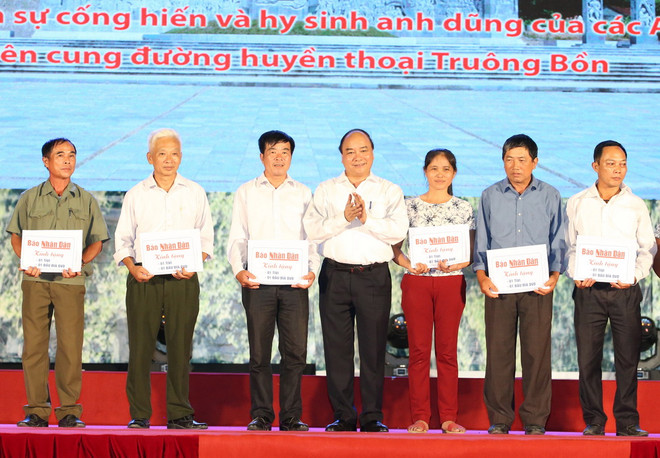 Thủ tướng dự chương trình nghệ thuật đặc biệt về Truông Bồn ảnh 2