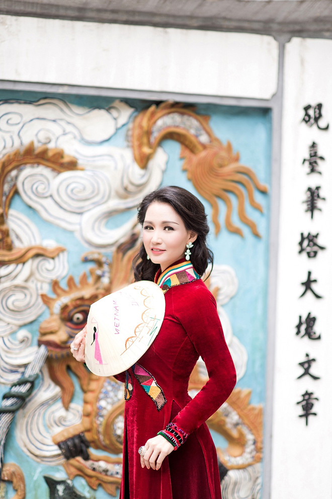 Hoa hậu quý bà Sương Đặng quý phái trong tà áo dài tinh tế ảnh 8