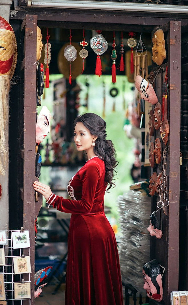 Hoa hậu quý bà Sương Đặng quý phái trong tà áo dài tinh tế ảnh 3