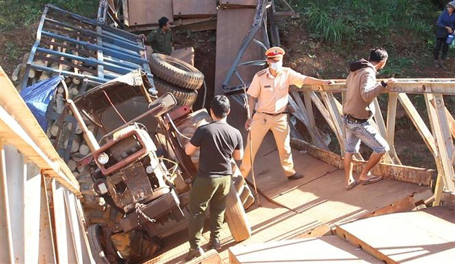 Bình Phước: Cầu dân sinh bị sập, gãy đôi do xe chở hàng quá tải trọng ảnh 2