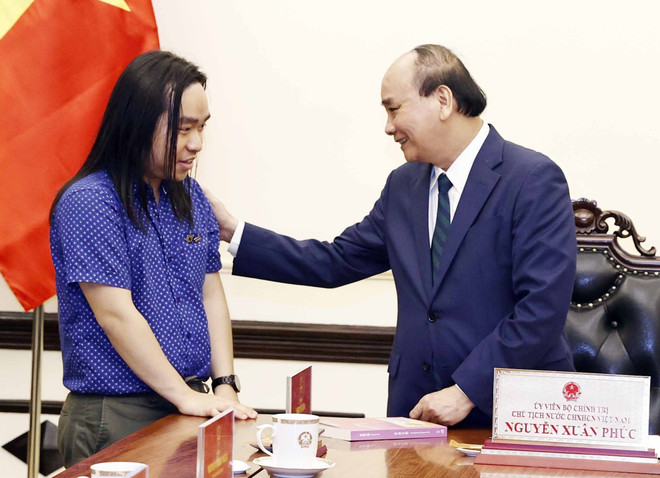 Chủ tịch nước Nguyễn Xuân Phúc gặp tài năng văn học trẻ Nguyễn Bình ảnh 1