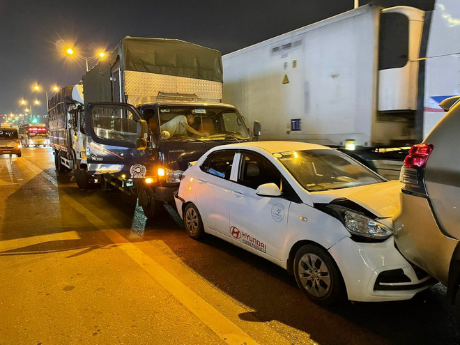 Tai nạn liên hoàn giữa 6 ôtô gây ùn tắc kéo dài trên đường Vành đai 3 ảnh 1