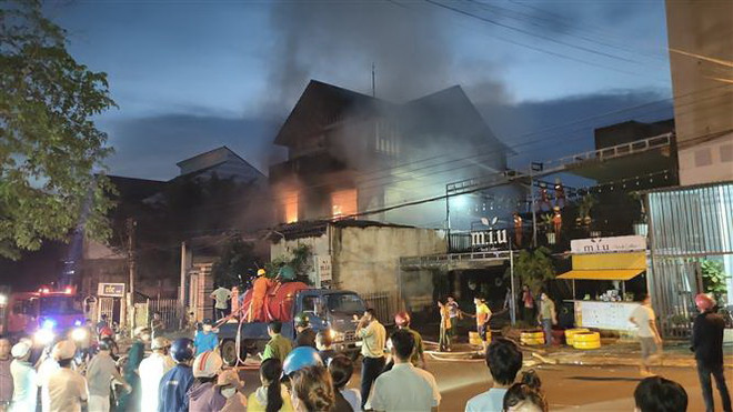 Bình Phước: Sau tiếng nổ lớn, lửa thiêu rụi phòng trà đang thi công ảnh 1