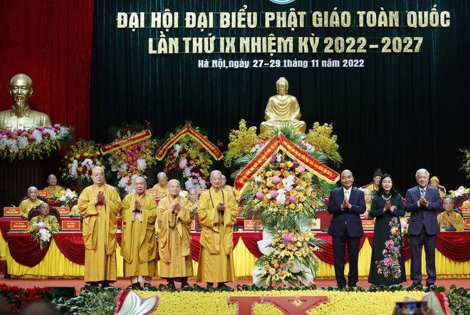 Chủ tịch nước Nguyễn Xuân Phúc chúc mừng Giáo hội Phật giáo Việt Nam. (Ảnh: Thống Nhất/TTXVN) 'Giáo hội Phật giáo nên hoạch định chiến lược về nhân sự' ảnh 1