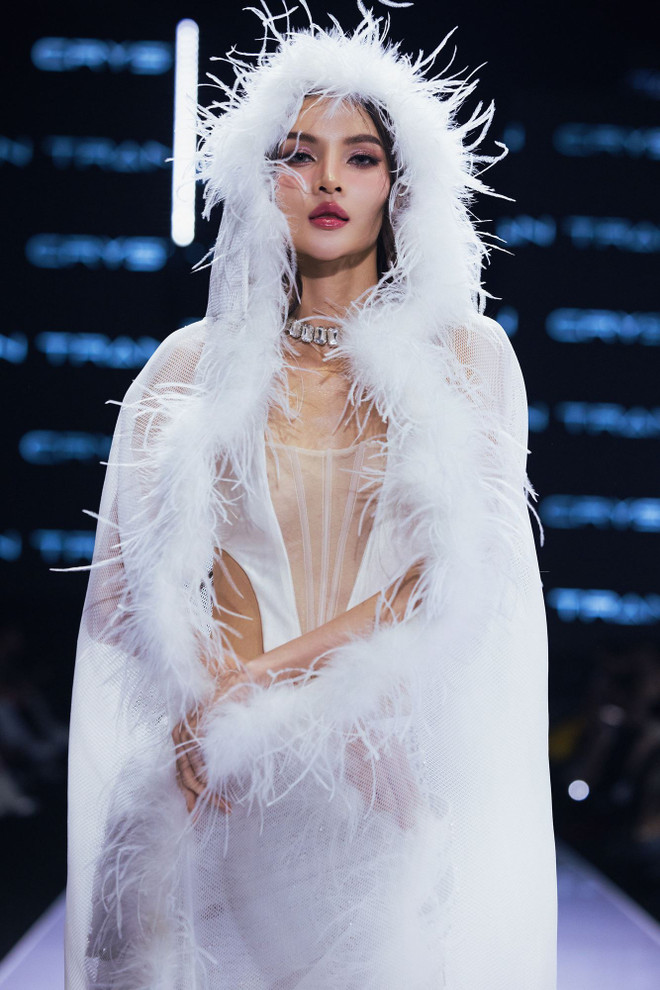 Bông tuyết tinh khôi trên sàn runway. (Ảnh: CTV/Vietnam+) Ivan Tran (2).jpg