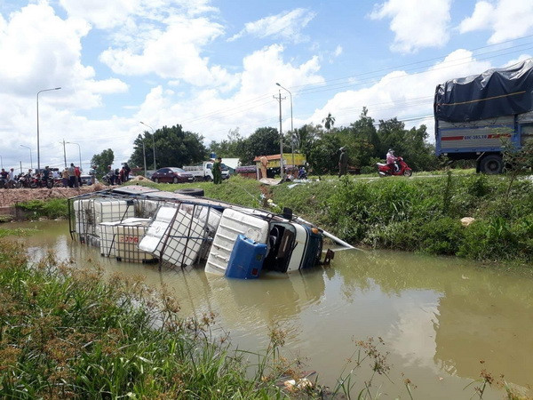 Tai nạn giao thông nghiêm trọng tại Bình Dương khiến 3 người tử vong ảnh 2