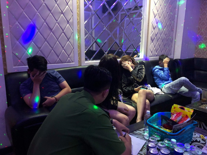 Kiểm tra đột xuất quán karaoke, phát hiện nhiều người sử dụng ma túy ảnh 1