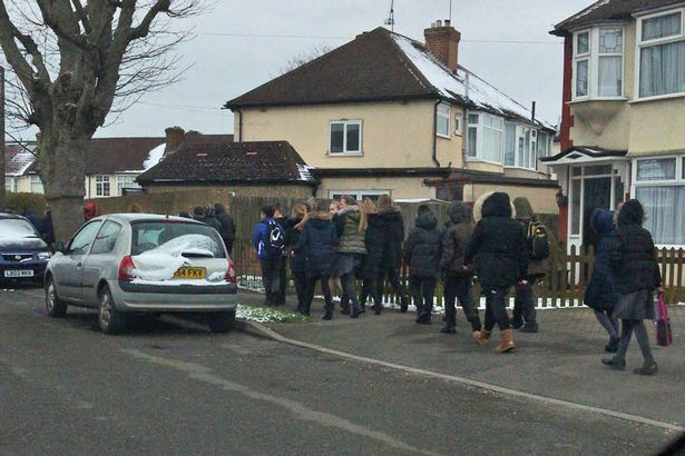 Hơn 400 trường học ở Anh bị đe dọa đánh bom nếu không nộp tiền chuộc ảnh 1