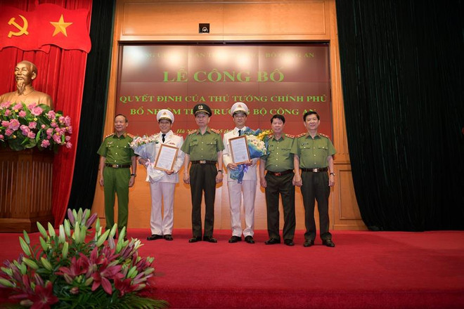 Thừa ủy quyền của Thủ tướng Chính phủ, Bộ trưởng Tô Lâm trao Quyết định bổ nhiệm chức vụ Thứ trưởng Bộ Công an đối với Trung tướng Lương Tam Quang và Thiếu tướng Nguyễn Duy Ngọc. Công bố và trao quyết định bổ nhiệm hai Thứ trưởng Bộ Công an ảnh 1