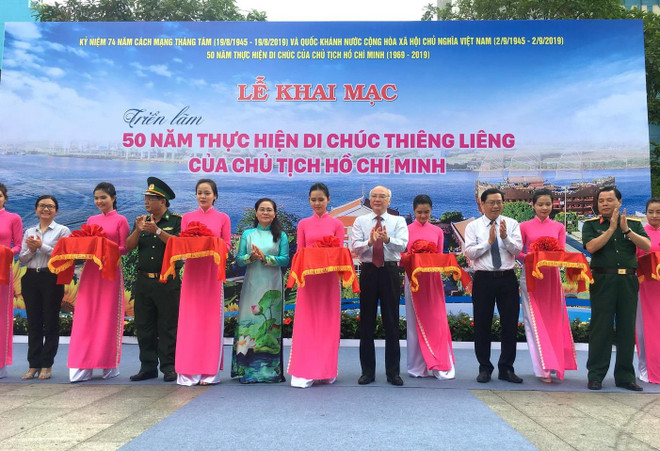 Bà Nguyễn Thị Lệ, Chủ tịch Hội đồng Nhân dân Thành phố Hồ Chí Minh cùng lãnh đạo thành phố cắt băng khai mạc triển lãm. (Ảnh: Thanh Vũ/TTXVN) Khai mạc triển lãm ảnh 50 năm thực hiện Di chúc Chủ tịch Hồ Chí Minh ảnh 1