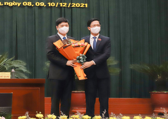 Chủ tịch HĐND thành phố Hải Phòng Phạm Văn Lập (phải) tặng hoa chúc mừng ông Hoàng Minh Cường được bầu giữ chức danh Phó Chủ tịch UBND thành phố Hải Phòng khóa XVI, nhiệm kỳ 2021-2026. (Ảnh: TTXVN) Bầu bổ sung chức danh Phó Chủ tịch UBND thành phố Hải Phòng ảnh 1