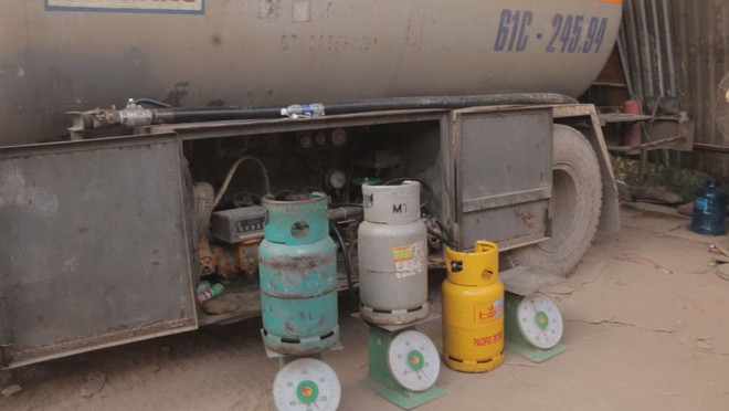 Bắt quả tang xe bồn sang chiết gas trái phép ở Bình Dương ảnh 1