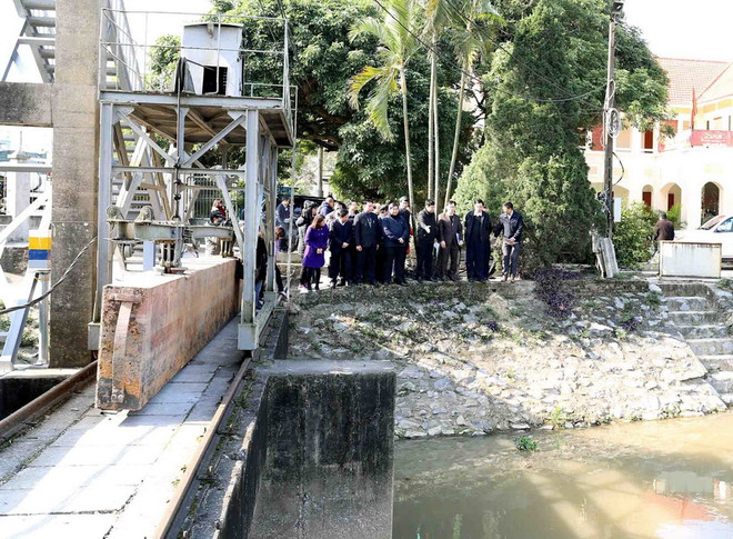 Bộ trưởng Nông nghiệp kiểm tra việc lấy nước gieo cấy vụ Đông Xuân ảnh 1