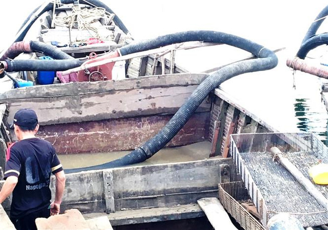 Quảng Bình: Phát hiện hai đối tượng khai thác cát trái phép trong đêm ảnh 1