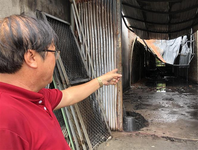Quảng Ngãi: Cháy lớn thiêu rụi một kho hàng chứa đồ nhựa ảnh 1