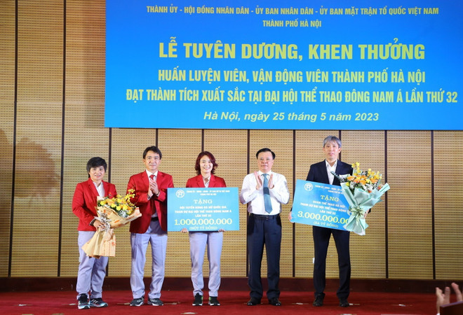 Bí thư Thành ủy Hà Nội Đinh Tiến Dũng trao thưởng của thành phố tặng Đoàn Thể thao Hà Nội tham dự Đại hội Thể thao Đông Nam Á lần thứ 32. (Ảnh: Văn Điệp/TTXVN) Hà Nội tặng thưởng 1 tỷ đồng cho Đội tuyển Bóng đá Nữ Việt Nam ảnh 1