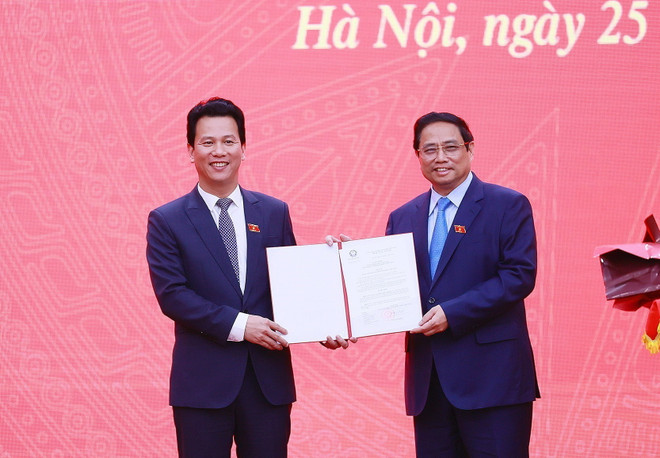 Thủ tướng Phạm Minh Chính trao Quyết định cho Bộ trưởng Bộ Tài nguyên và Môi trường Đặng Quốc Khánh. (Ảnh: Dương Giang/TTXVN) Trao Quyết định bổ nhiệm Bộ trưởng Bộ Tài nguyên và Môi trường ảnh 1