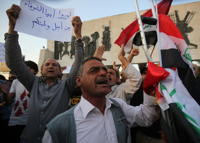 Người biểu tình phản đối chính sách xã hội tại quảng trường Tahrir, thủ đô Baghdad, Iraq ngày 16/7. (Ảnh: AFP/TTXVN) Biểu tình tại Iraq kéo dài sang tuần thứ hai, 8 người chết ảnh 1
