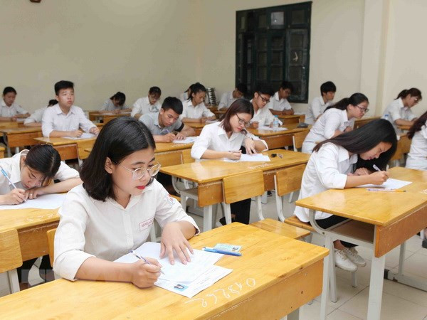 Tuyển sinh đại học, cao đẳng: Các trường tốp trên hạ điểm chuẩn ảnh 1