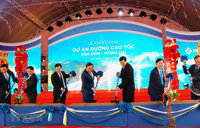 Phó Thủ tướng Trịnh Đình Dũng và các đại biểu thực hiện hiện nghi thức khởi công cao tốc Vân Đồn-Móng Cái hồi tháng 4/2019. (Ảnh: Văn Đức/TTXVN) Nâng vận tốc tối đa trên đường cao tốc Vân Đồn-Móng Cái lên 120 km/giờ ảnh 1