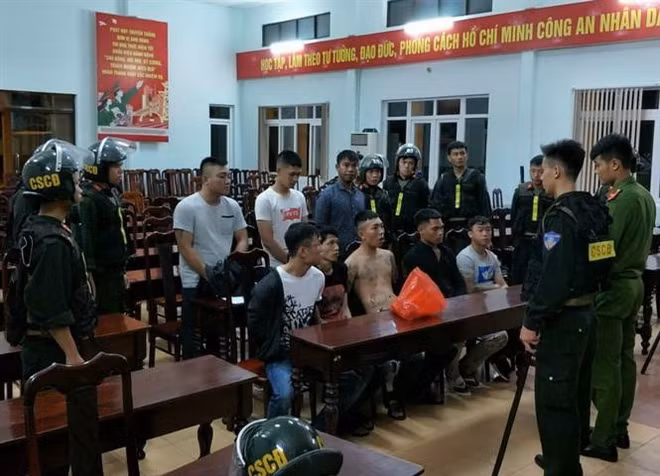 Truy bắt hơn 50 thanh niên đánh nhau trong đêm, thu giữ nhiều hung khí ảnh 2